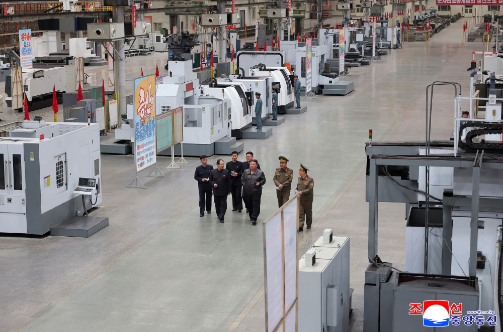 Parang Masyado Malinis ang mga Pabrika ng North Korea.